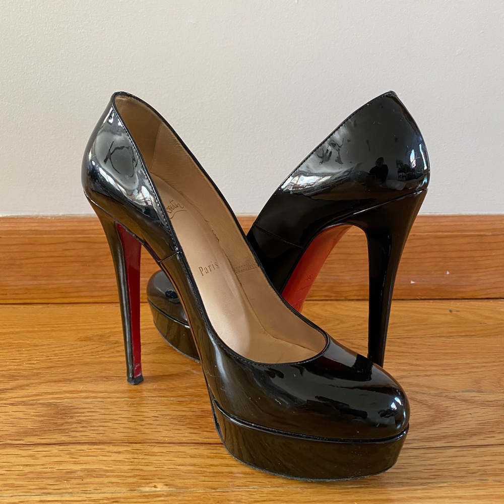 Christian Louboutin Patent Leather Pumps in black. Size 39
